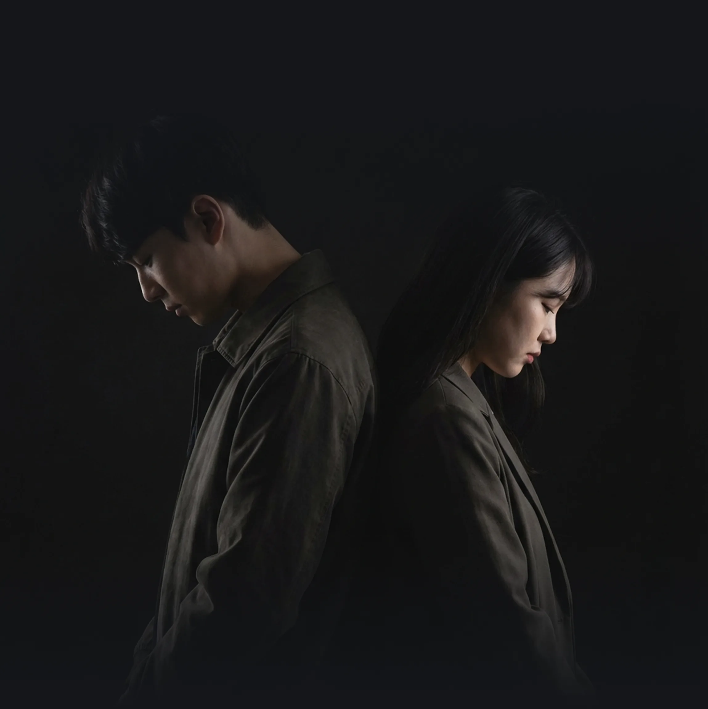 비오는 날 혼자 우산을 쓰고 있는 여자 뒷모습
